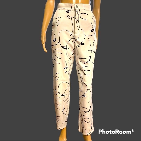 High Waist Figure Print Wide Leg Pants. Size:  2 - Picture 2 of 9